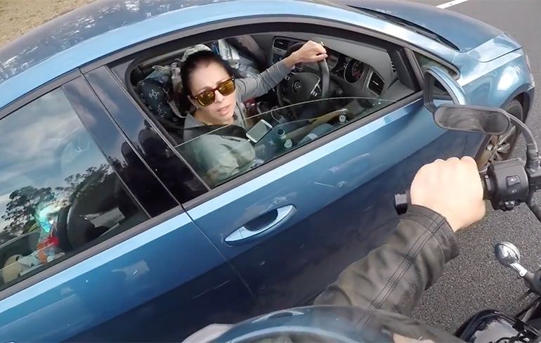 Motorrijder hangt moraalridder uit en wijst vrouw met mobiel terecht