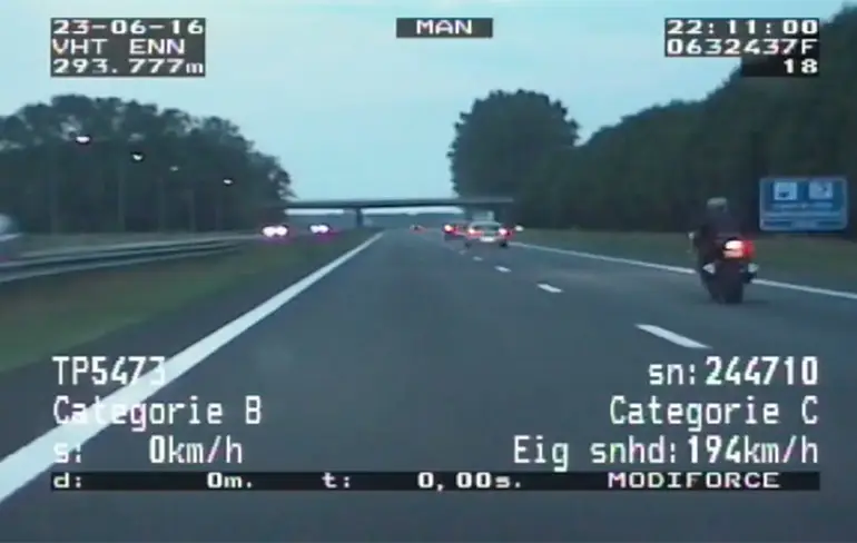 Motorrijder hangt snelheidsmaniak uit en tikt 220 km/u aan!