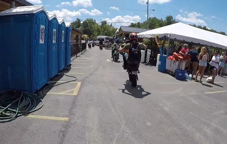 Motorrijder heeft deukje in ego na meepakken hekje na wheelie