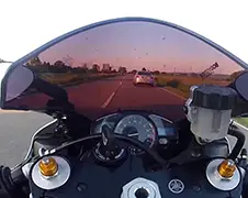 Motorrijder heeft enorm geluk en waarschijnlijk bruine broek.