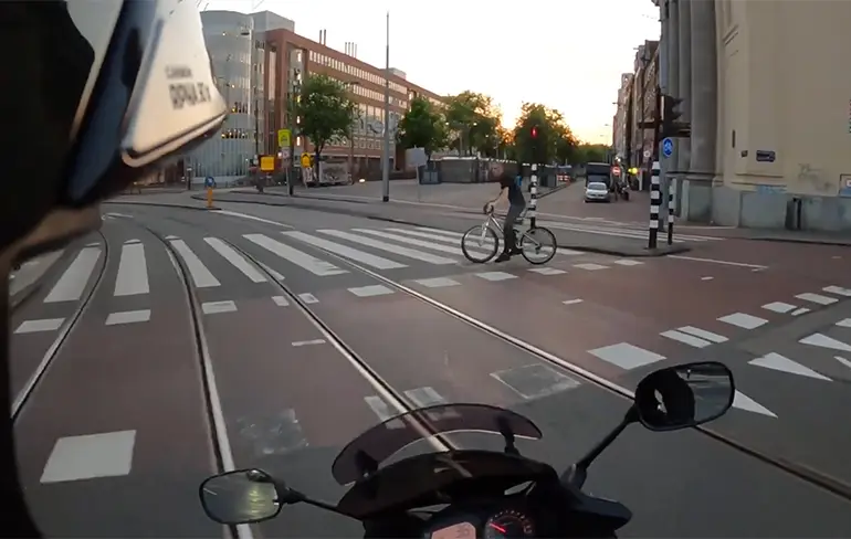 Motorrijder in Amsterdam moet even flink remmen voor fietser