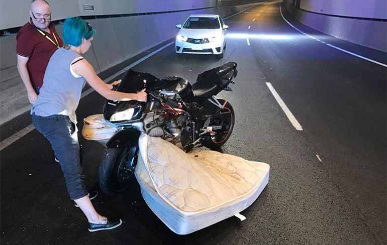 Motorrijder in Australië komt ineens een matras tegen