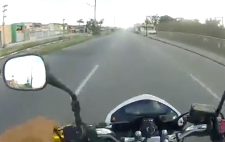 Motorrijder in Brazilië wil hard gaan, maar schuift over het asfalt