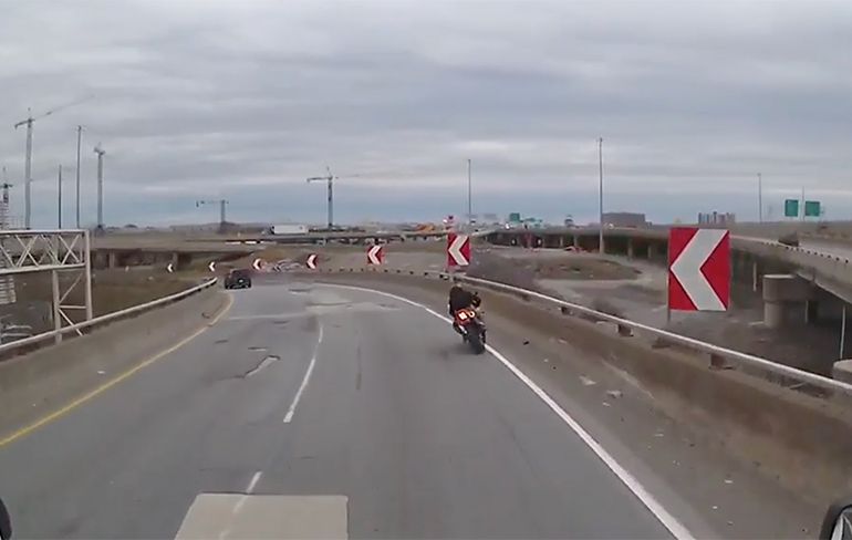 Motorrijder in Canadese Montreal vliegt over de reling