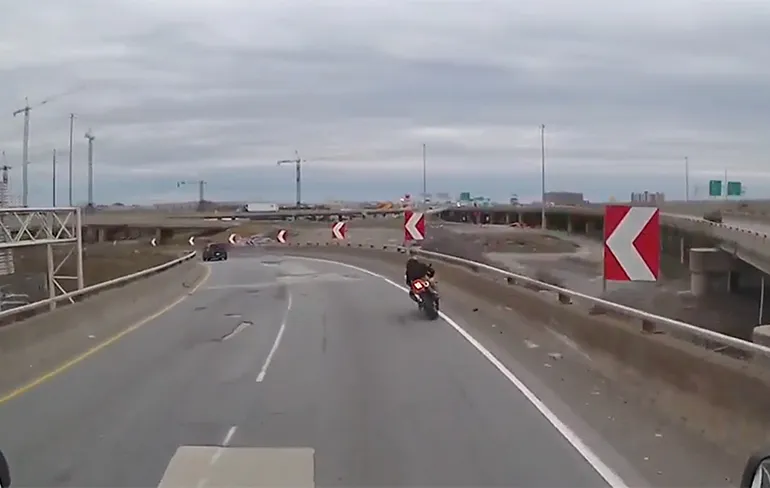 Motorrijder in Canadese Montreal vliegt over de reling