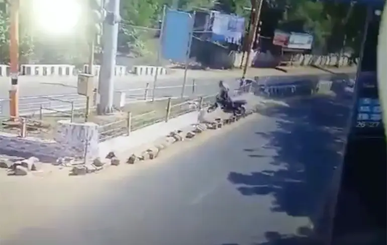 Motorrijder in India kan losliggende stenen op weg niet na vertellen