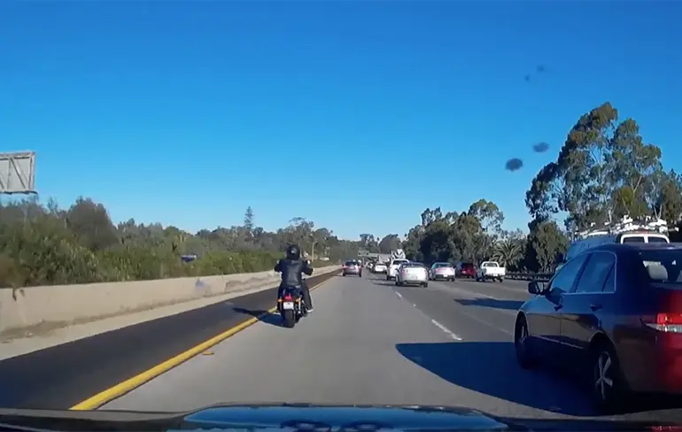 Motorrijder in San Diego schuift eventjes een stukje verder