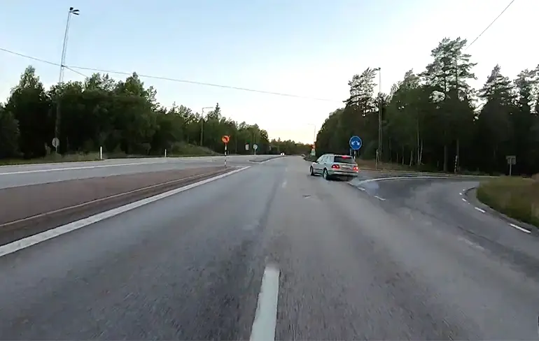 Motorrijder in Zweden kruipt door het oog van de naald