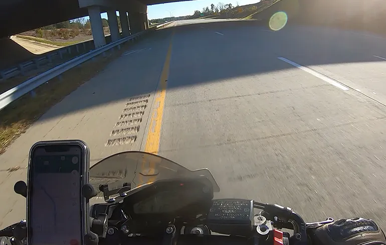 Motorrijder kan een nieuwe iPhone kopen