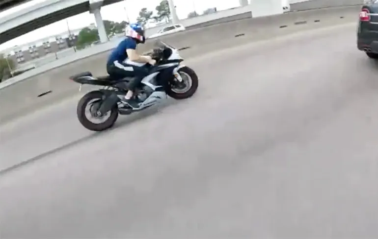 Motorrijder kan motor wel onder controle houden na kuil in wegdek