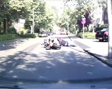 Motorrijder klapt op auto in Naaldwijk