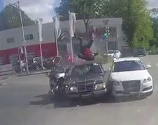 Motorrijder krijgt vliegles en landt tussen 2 auto's!