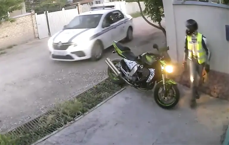 Motorrijder lost probleempje met politie op