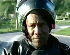 Motorrijder maakt crash na interview over ongelukken