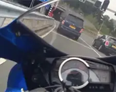 Motorrijder maakt dodemansrit door Hubertustunnel in Den Haag