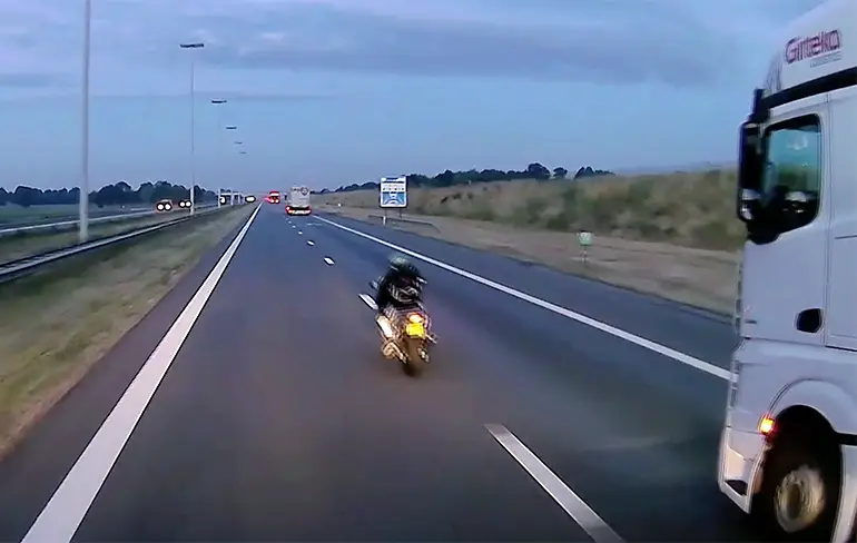 Motorrijder piept er eventjes tussen op de E19