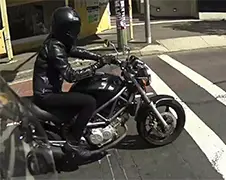 Motorrijder probeert motorrijdster te versieren...