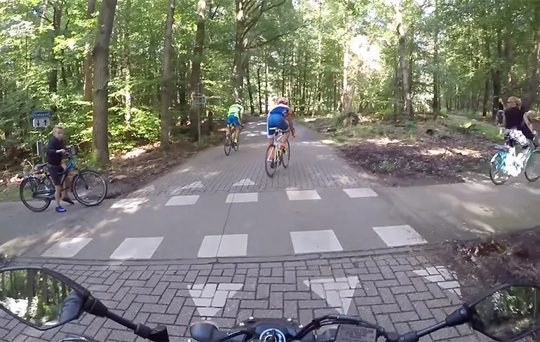 Motorrijder spreekt wielrenners aan op hufterig gedrag