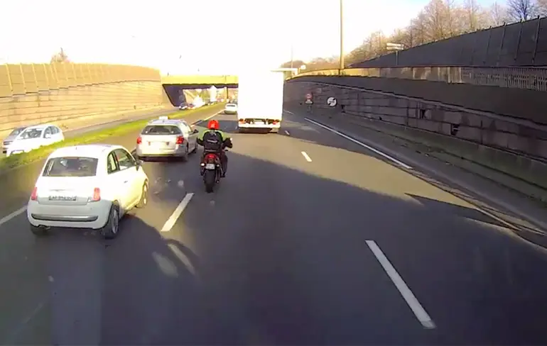Motorrijder wil iets eerder thuis zijn en knalt op mobiele afzetting