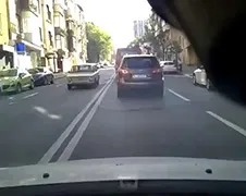 Motorrijder ziet verrassing niet aankomen...