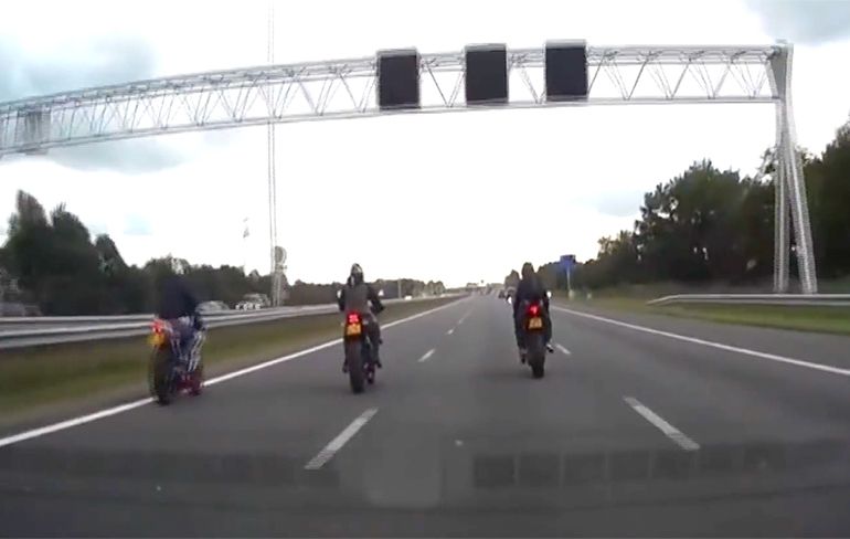 Motorrijders houden wedstrijdje op de A27 nabij Bilthoven