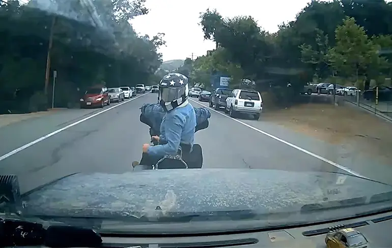 Motorrijders in Californië denken dat zij eigenaar van de weg zijn