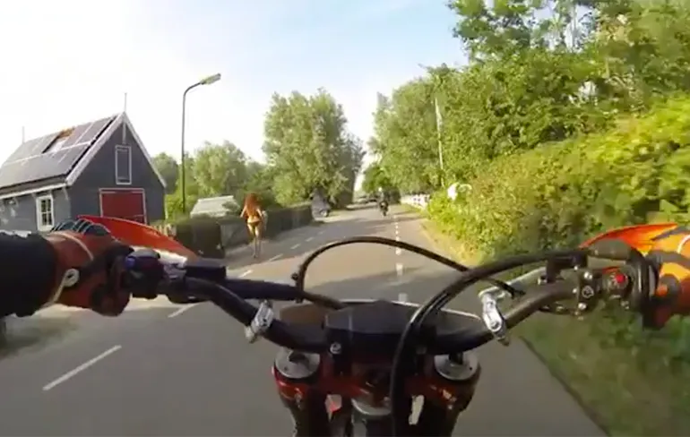 Motorrijders komen onderweg schaarsgeklede Katja Schuurman tegen