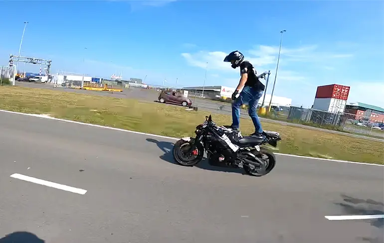 Motorrijders laten zien dat ze ook kunnen stunten met hun motor