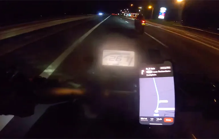 Motorrijders rijden met snelheden ver boven de 200 km/u naar Rotterdam