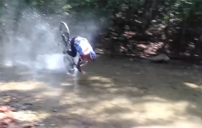 Mountainbiker in Venezuela maakt harde klapper