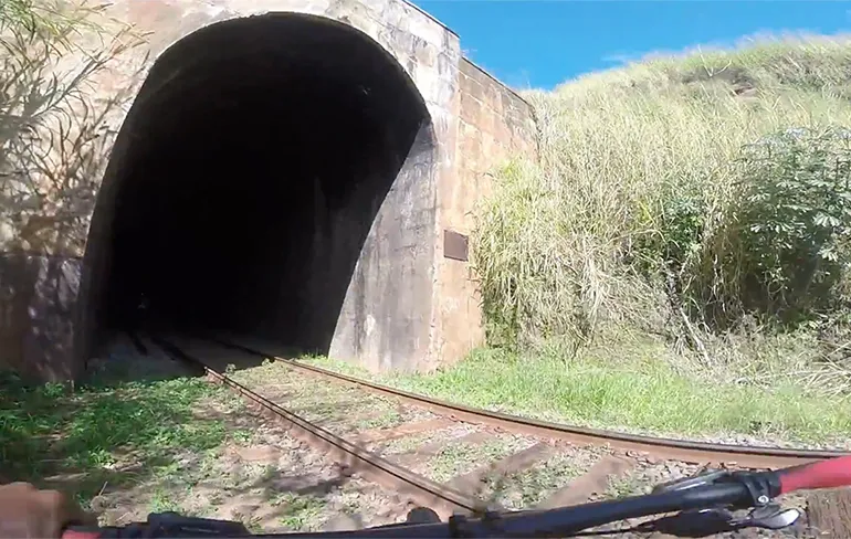 Mountainbikers in treintunnel ontsnappen aan de dood