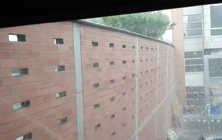 Muur in Colombiaanse Medellin kan niet tegen storm!