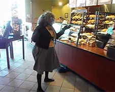 Myrtle The Dancing Granny doet een dansje