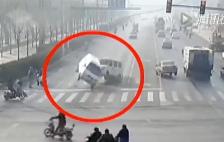 Mysterieuze kracht in China tilt auto's op?