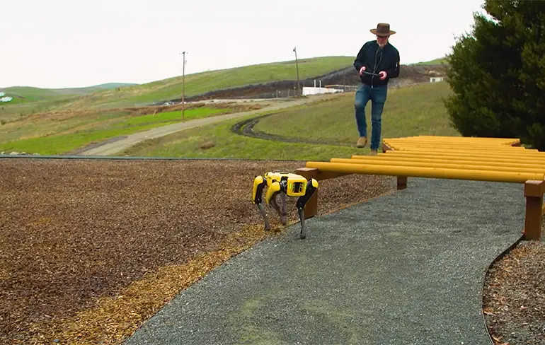 MythBusters presentator Adam Savage heeft robothond Spot te leen