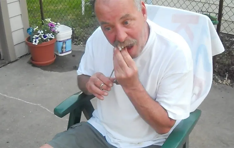 Naar de tandarts om een tand te trekken? Doe ik zelf wel!