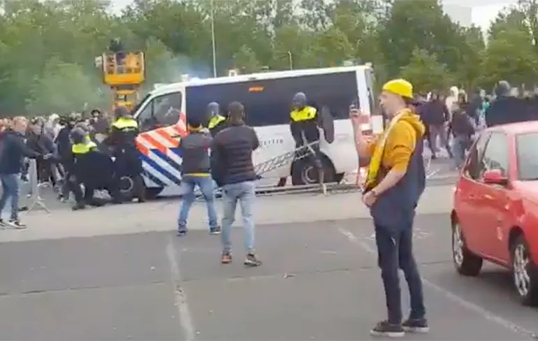 NAC-supporters hebben gezellig onderonsje met politie na verloren promotiewedstrijd