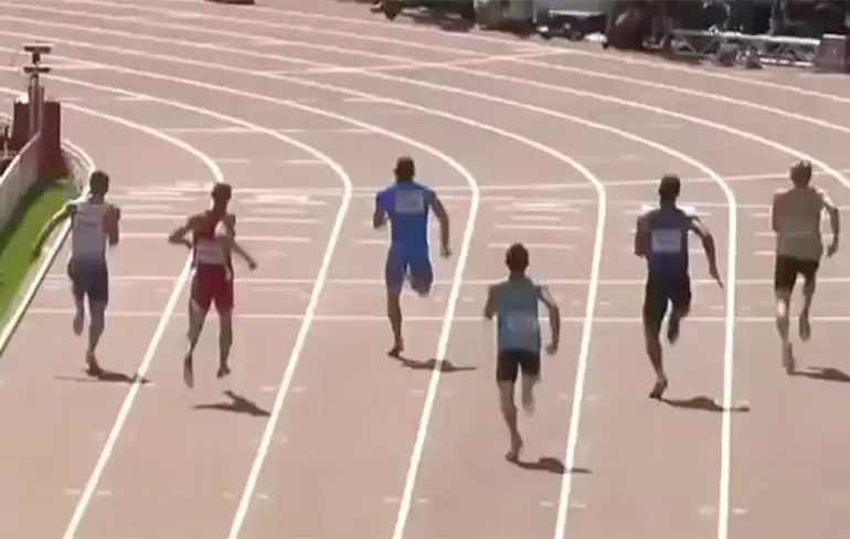 Nasty: Hardloper breekt been tijdens race