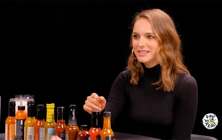 Natalie Portman gaat de hete peper uitdaging aan in Hot Ones