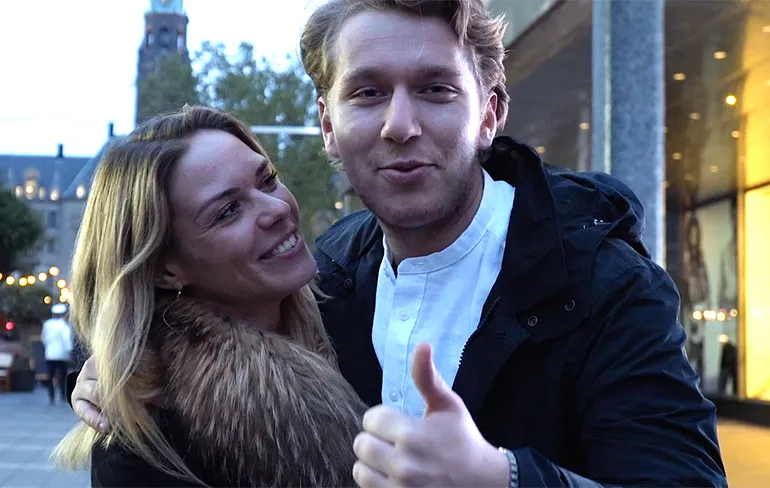 Natuurfilms actrices stellen vraag op straat: Wil jij een Footjob?