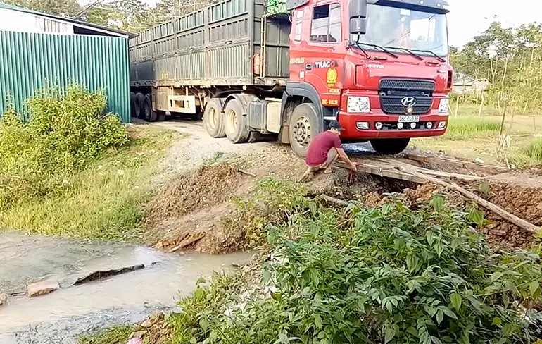 Natuurlijk kan zware vrachtwagen wel over 2 houten plankjes rijden...