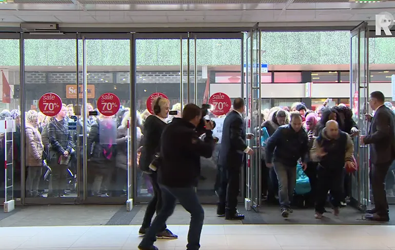Nederland op zijn smalst: Enorm druk op eerste uitverkoopdag V&D