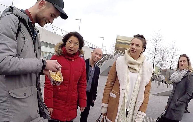 Nederland toch niet zo verrot: Mensen helpen zwerver die wordt gepest
