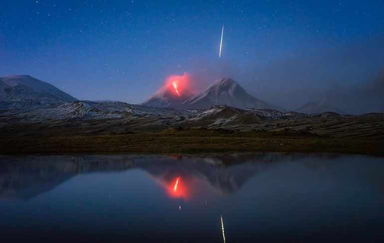 Nederlander maakt brute foto van vulkaanuitbarsting en meteoor