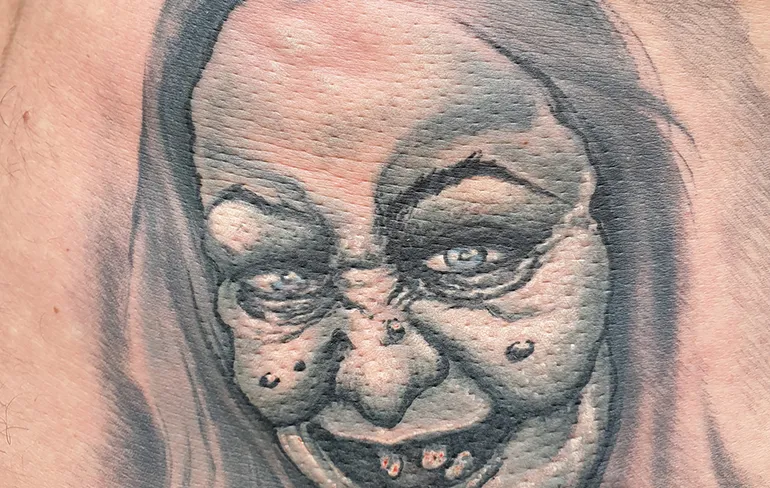 Nederlandse "Maak van je ex een heks" cover up tattoo gaat viraal