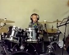 Nederlandse 6 jarige Denz kan drummen
