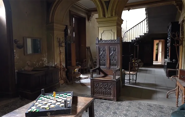 Nederlandse avonturier neemt een kijkje in een verlaten kasteel in Frankrijk