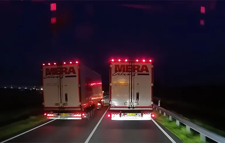 Nederlandse chauffeur haalt in op Duitse weg en dwingt auto over fietspad