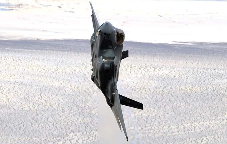 Nederlandse F-35A straaljagers vliegen heel erg laag door Death Valley