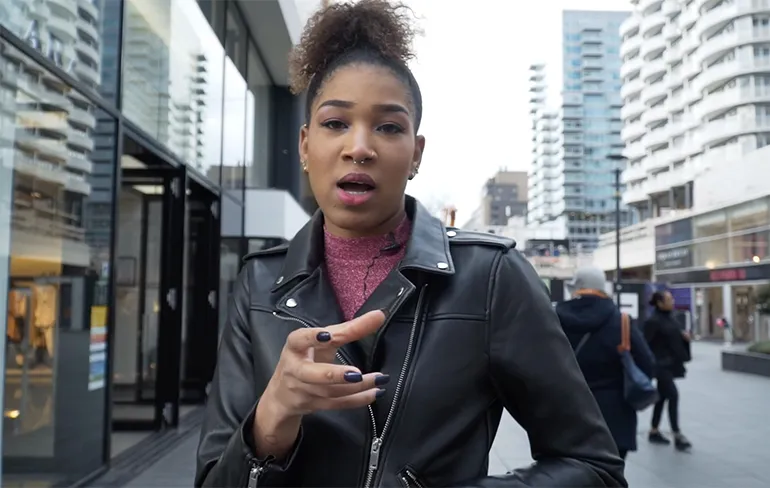 Nederlandse natuurfilm actrices zoeken iemand voor "ritje" in auto